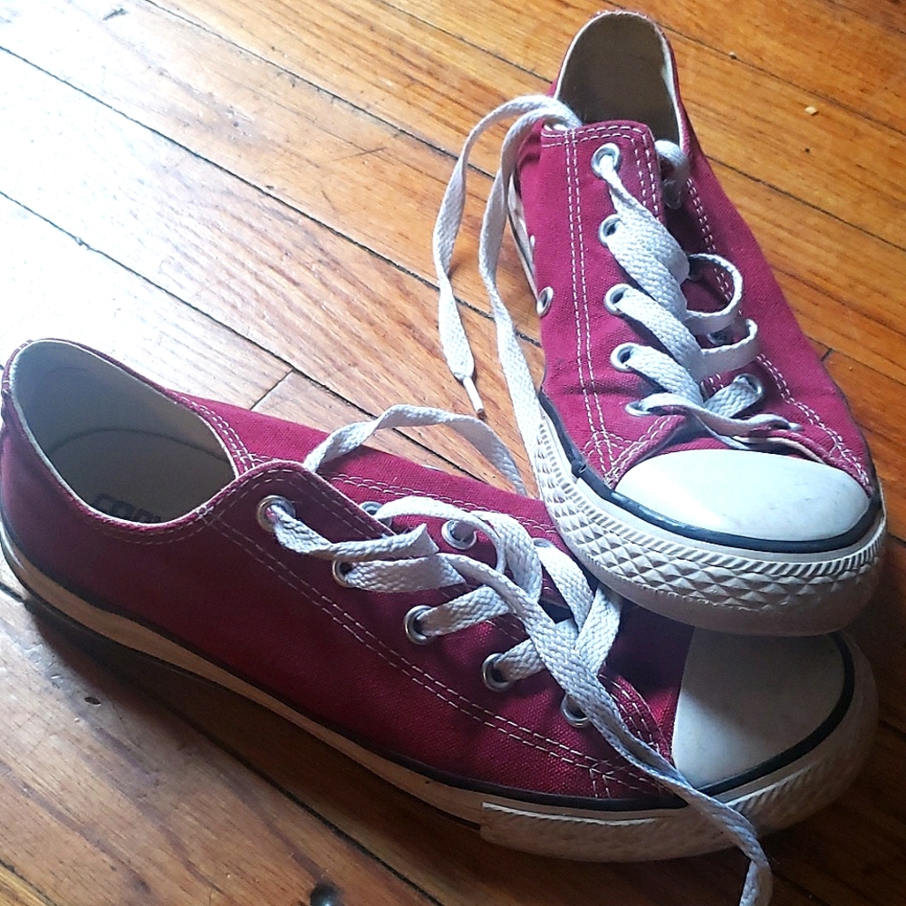 [CONVERSE] Maroon Youth Size 3 Converse Low Tops